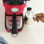 Cecotec – Cafetera express con manómetro – 20 bares de presión – Brazo con doble salida y dos filtros – Espumador de leche orientable – Image 4