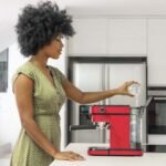 Cecotec – Cafetera express con manómetro – 20 bares de presión – Brazo con doble salida y dos filtros – Espumador de leche orientable – Image 2