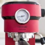 Cecotec – Cafetera express con manómetro – 20 bares de presión – Brazo con doble salida y dos filtros – Espumador de leche orientable – Image 3