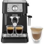 Delonghi – Cafetera monodosis De’Longhi Stilosa negra – Potencia 1100W – Presión 15 bares – Espumador de leche integrado – Depósito 1L