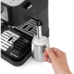 Delonghi – Cafetera monodosis De’Longhi Stilosa negra – Potencia 1100W – Presión 15 bares – Espumador de leche integrado – Depósito 1L – Image 2